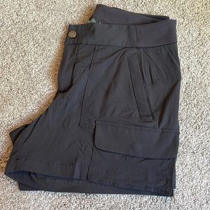 Athleta Shorts Womens 6 Flint Gray Trekkie Cargo Hiking Nylon Casual Activewear